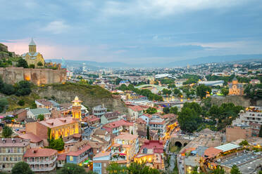 Narikala-Festung und historische Gebäude im Badebezirk Abanotubani, Tiflis, Georgien - CAVF71582