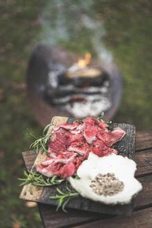 Roastbeef mit Pfefferkorn-Dip am offenen Feuer - CAVF71607