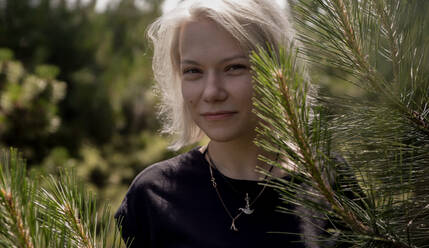 Porträt eines Mädchens mit weißen Haaren im Wald - CAVF71663