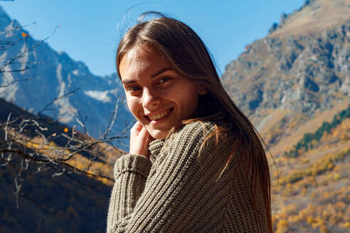 Porträt eines Mädchens vor der Kulisse der Berge - CAVF71676