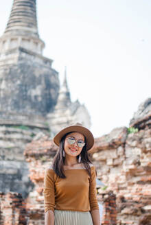 Schöne Frau, die in Ayutthaya, Thailand, Urlaub macht - CAVF71716