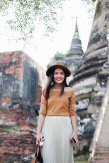 Vietnamese woman in traditional Ao dai dress and Non la conical hat, Hanoi,  Vietnam, Indochina, Southeast