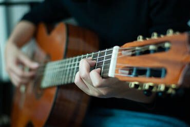 Frauenhände spielen akustische Gitarre, Nahaufnahme - CAVF71728