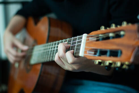Frauenhände spielen akustische Gitarre, Nahaufnahme - CAVF71728