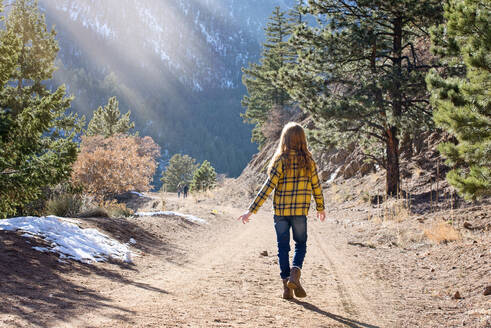 Junges Mädchen geht auf einem Bergpfad an einem sonnigen Tag - CAVF71773