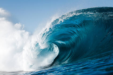Sich brechende Welle an einem Strand auf den Kanarischen Inseln, lizenzfreies Stockfoto