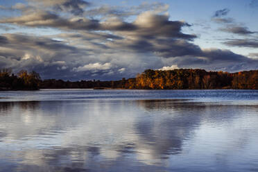 Herbst am Sand Lake in Hillsdale Michigan - CAVF71887