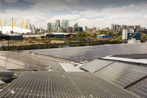 Solarthermie- und Photovoltaikmodule auf dem Dach des Crystal-Gebäudes - CAVF71898