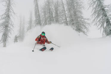 Skifahrer im Pulverschnee in Wolf Creek - CAVF72025