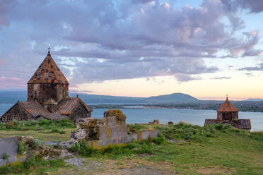 Sevanavank-Kirche am Sewansee bei Sonnenuntergang, Sewan, Provinz Gegharkunik, Armenien - CAVF72128