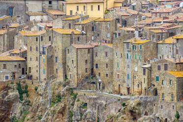 Hügellandschaft mit Weizenfeldern und Zypressen, Val d'Orcia, Toskana, Italien - CAVF72168