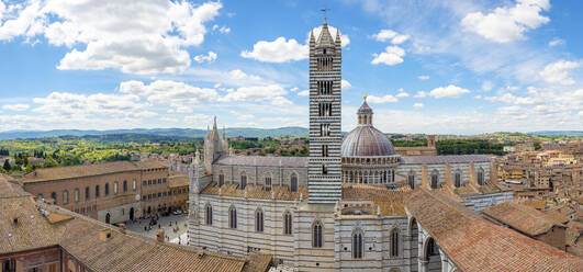 Hochformatige Ansicht des Doms von Siena (Siena Cathedral), Siena, Toskana, Italien - CAVF72181