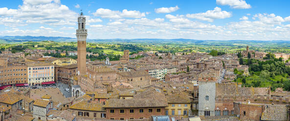 Hochformatige Ansicht von Gebäuden in der Altstadt von Siena, Toskana, Italien - CAVF72184