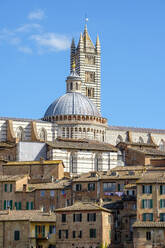 Duomo di Siena (Dom von Siena) und Gebäude in der Altstadt, Siena, Toskana, Italien - CAVF72188