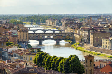 Ponte Vecchio, Fluss Arno und Gebäude in der Altstadt, Florenz (Firenze), Toskana, Italien - CAVF72189