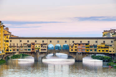 Ponte Vecchio am Fluss Arno und Gebäude in der Altstadt bei Sonnenaufgang, Florenz (Firenze), Toskana, Italien - CAVF72192