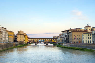 Ponte Vecchio am Fluss Arno und Gebäude in der Altstadt bei Sonnenaufgang, Florenz (Firenze), Toskana, Italien - CAVF72193