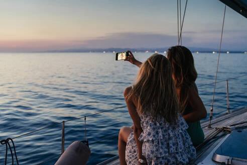 Freunde machen ein Selfie auf einem Segelboot, Italien - CUF54182