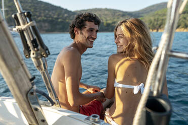Verliebtes Paar auf Segelboot, Italien - CUF54205