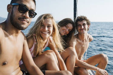 Freunde entspannen sich auf einem Segelboot, Italien - CUF54209
