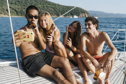 Freunde machen ein Selfie auf einem Segelboot, Italien - CUF54210
