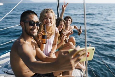 Freunde machen ein Selfie auf einem Segelboot, Italien, lizenzfreies Stockfoto