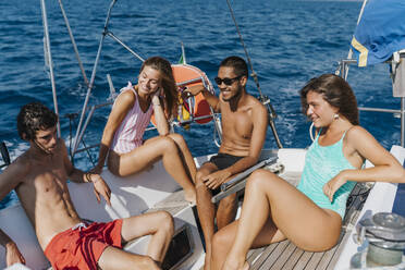 Freunde entspannen sich auf einem Segelboot, Italien - CUF54233