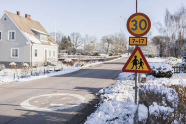 Dorfstraße mit Geschwindigkeitsbegrenzungsschild - JOHF05032