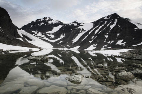 Berge und See im Winter, lizenzfreies Stockfoto