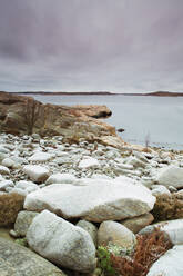 Steine und Felsen an der Meeresküste - JOHF05102