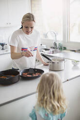 Frau bereitet Essen in der Küche zu - JOHF05126