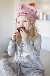 Mädchen isst Schokolade - JOHF05142