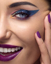 Schöne junge Frau mit vollem Make-up berührt Gesicht - ISF23386