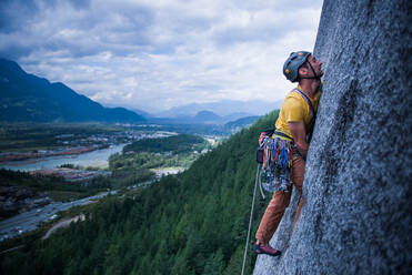 Man trad climbing, Squamish, Canada - ISF23421