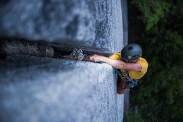 Mann beim Trad-Klettern, Squamish, Kanada - ISF23423