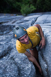 Mann beim Trad-Klettern, Squamish, Kanada - ISF23425