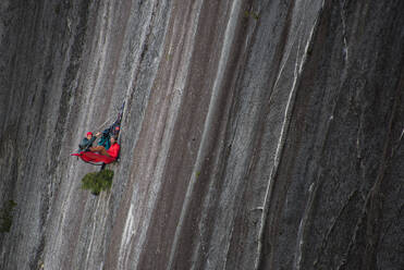 Kletterer beim Ausruhen am Portaledge, Squamish, Kanada - ISF23426