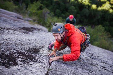 Mann beim Trad-Klettern, Squamish, Kanada - ISF23427