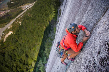 Mann beim Trad-Klettern, Squamish, Kanada - ISF23429