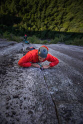 Mann beim Trad-Klettern, Squamish, Kanada - ISF23430