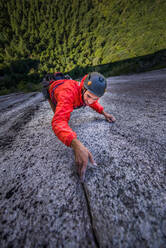 Mann beim Trad-Klettern, Squamish, Kanada - ISF23432
