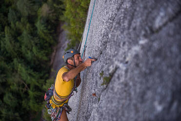 Man trad climbing, Squamish, Canada - ISF23435