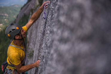 Man trad climbing, Squamish, Canada - ISF23437