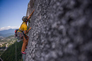 Mann beim Trad-Klettern, Squamish, Kanada - ISF23438