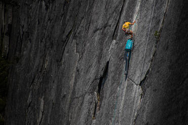 Mann beim Trad-Klettern, Squamish, Kanada - ISF23439