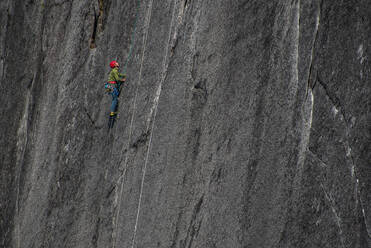 Mann beim Trad-Klettern, Squamish, Kanada - ISF23440