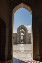 Blick durch den Bogen, Sultan Qaboos Grand Mosque, Muscat, Oman - ISF23458