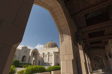 Blick durch den Bogen, Sultan Qaboos Grand Mosque, Muscat, Oman - ISF23461