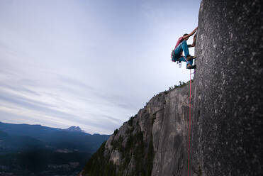 Klettern am Heatwave, auf dem Gipfel des Chief, Squamish, Kanada - ISF23468