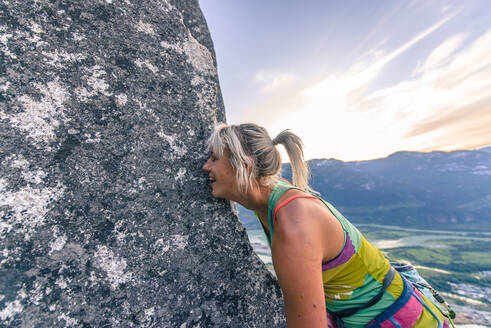 Glücklicher Kletterer küsst die Felswand von Heatwave, The Chief, Squamish, Kanada - ISF23474